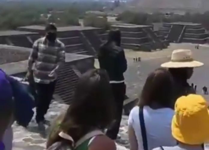 Un nuevo video se ha dado a conocer en redes sociales sobre cómo se registró el ataque en el parque arqueológico de Teotihuacán, México. Foto La Hora: captura de pantalla Portavoz Chiapas