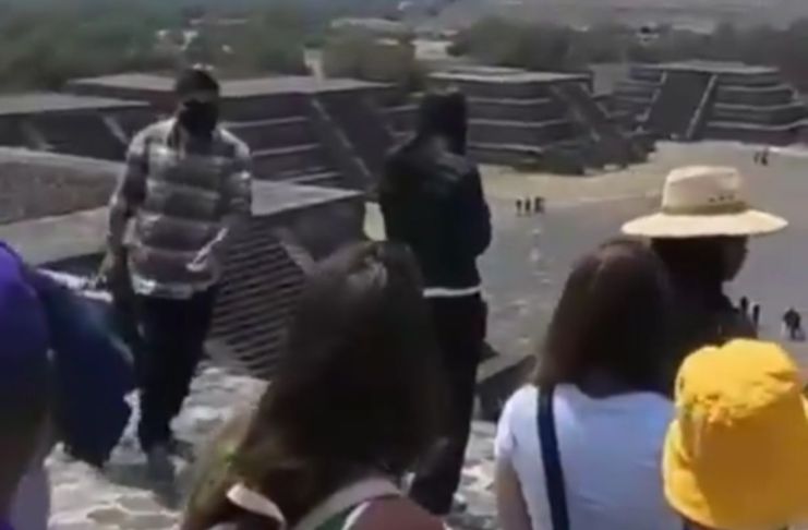 Un nuevo video se ha dado a conocer en redes sociales sobre cómo se registró el ataque en el parque arqueológico de Teotihuacán, México. Foto La Hora: captura de pantalla Portavoz Chiapas