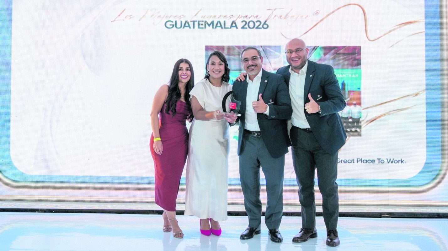 Representantes de Bantrab y Seguros Bantrab recibiendo reconocimiento de Great Place to Work en Guatemala. Foto: Cortesía Bantrab.