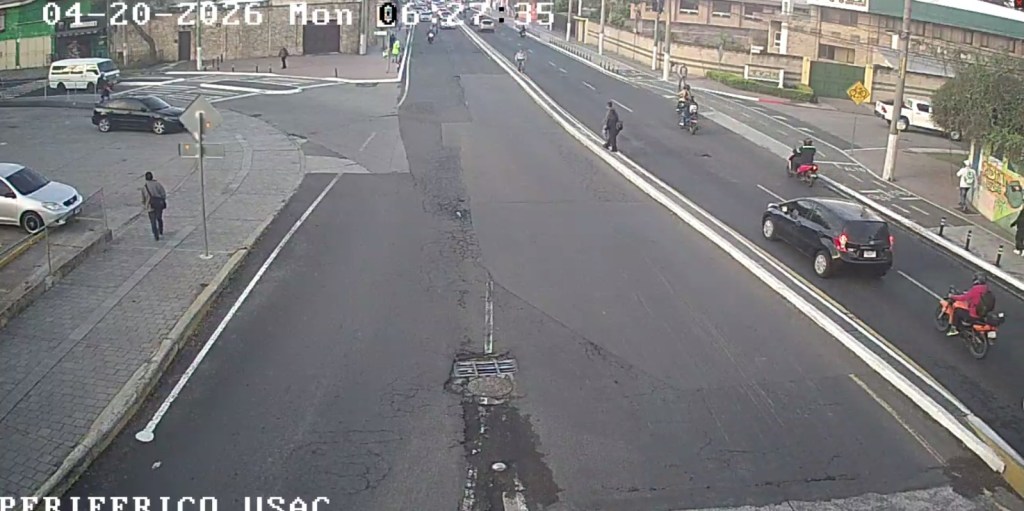 En el ingreso principal de la Usac, del lado del Periférico, el vocero de la Policía MT, Amílcar Montejo, informó que en los alrededores todo transcurría con normalidad. Foto La Hora: Policía MT