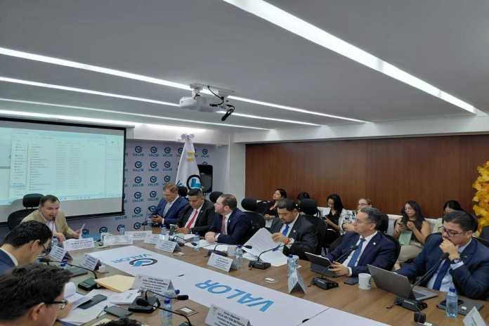 El presidente del Congreso, Luis Contreras, visita la comisió de Economía cuando se discuten enmiendas a la iniciativa de ley contra lavado de dinero. Foto: La Hora