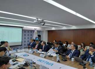 El presidente del Congreso, Luis Contreras, visita la comisió de Economía cuando se discuten enmiendas a la iniciativa de ley contra lavado de dinero. Foto: La Hora