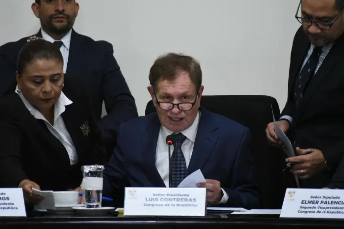 instanciainiciativacombustibles El presidente del Congreso, Luis Contreras, indicó que no hay nuevas propuestas para dar un apoyo social por el aumento del precio de los combustibles. Foto: La Hora / José Orozco