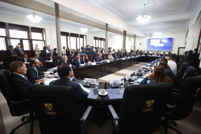 La junta directiva volvió a citar a funcionarios del Ejecutivo para conocer una propuesta de ley para beneficiar a la población por el incremento del precio del diésel y las gasolinas. Foto: Congreso de la República