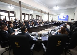 La junta directiva volvió a citar a funcionarios del Ejecutivo para conocer una propuesta de ley para beneficiar a la población por el incremento del precio del diésel y las gasolinas. Foto: Congreso de la República