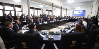 Sin prensa y a puerta cerrada: las razones por las que discusión para buscar consensos sobre apoyo ante alza al combustible se hizo en secreto La junta directiva volvió a citar a funcionarios del Ejecutivo para conocer una propuesta de ley para beneficiar a la población por el incremento del precio del diésel y las gasolinas. Foto: Congreso de la República