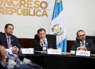 El presidente del Congreso de la República, Luis Contreras, realizó una instancia de bloques adicional para buscar consensos para apoyar a la población por el aumento del precio de los combustibles. Foto: Organismo Legislativo