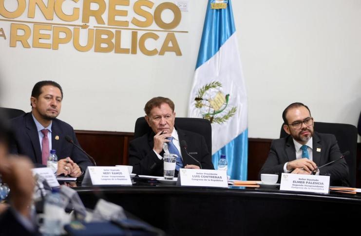 El presidente del Congreso de la República, Luis Contreras, realizó una instancia de bloques adicional para buscar consensos para apoyar a la población por el aumento del precio de los combustibles. Foto: Organismo Legislativo