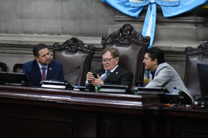 El presidente del Congreso, Luis Contreras, espera a más diputados para iniciar la sesión donde se esperaba continuar con la interpelación al ministro de Desarrollo Social. Foto: La Hora / José Orozco