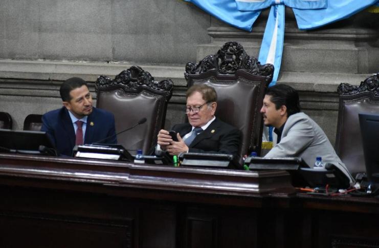 El presidente del Congreso, Luis Contreras, espera a más diputados para iniciar la sesión donde se esperaba continuar con la interpelación al ministro de Desarrollo Social. Foto: La Hora / José Orozco