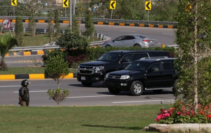 La delegación iraní para las conversaciones de paz con Estados Unidos, liderada por el presidente del Parlamento, Mohammad Bagher Qalibaf, llegó a Islamabad. Foto La Hora: EFE