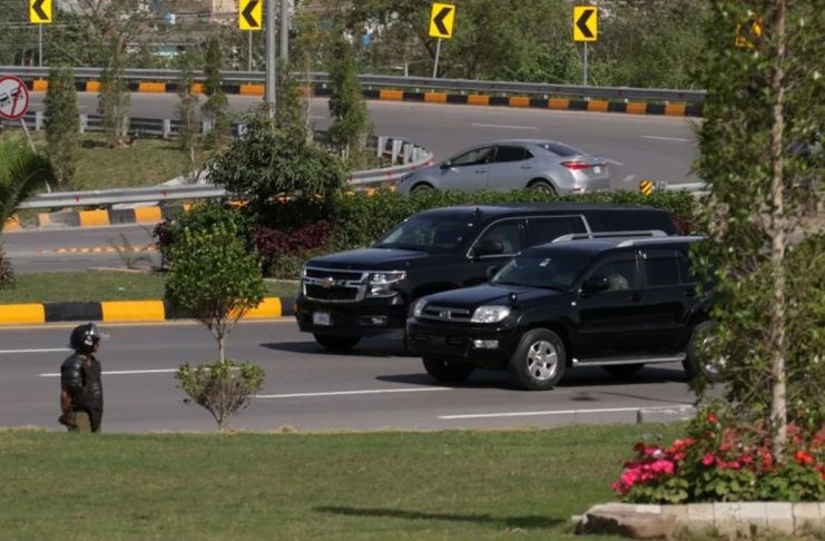 La delegación iraní para las conversaciones de paz con Estados Unidos, liderada por el presidente del Parlamento, Mohammad Bagher Qalibaf, llegó a Islamabad. Foto La Hora: EFE
