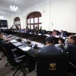 Jefes de bloque discuten por las iniciativas de ley para reducir el pago del IUSI. Foto: Congreso de la República