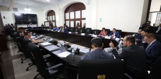 Jefes de bloque discuten por las iniciativas de ley para reducir el pago del IUSI. Foto: Congreso de la República