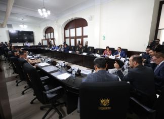 Jefes de bloque discuten por las iniciativas de ley para reducir el pago del IUSI. Foto: Congreso de la República