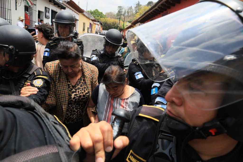 Jueza se retira del lugar.