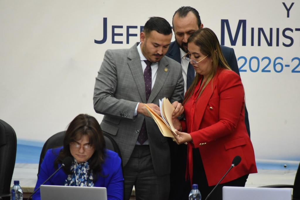 Secretaría de la CSJ hace entrega de los documentos requeridos por la postuladora. Foto La Hora: José Orozco