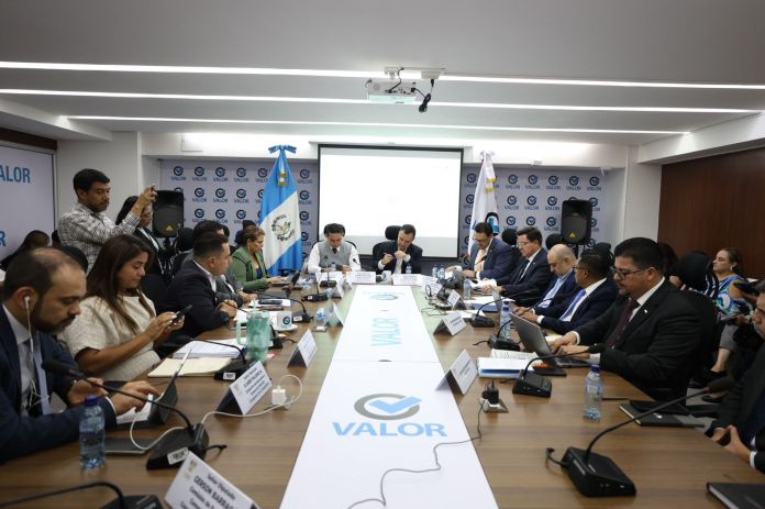Los integrantes de la comisión de Economía exponen sus enmiendas a la iniciativa de ley contra lavado de dinero ante representantes de la SIB. Foto: Congreso de la República