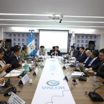 Los integrantes de la comisión de Economía exponen sus enmiendas a la iniciativa de ley contra lavado de dinero ante representantes de la SIB. Foto: Congreso de la República