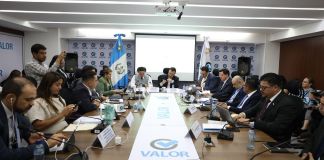 Los integrantes de la comisión de Economía exponen sus enmiendas a la iniciativa de ley contra lavado de dinero ante representantes de la SIB. Foto: Congreso de la República