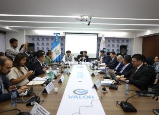 Los integrantes de la comisión de Economía exponen sus enmiendas a la iniciativa de ley contra lavado de dinero ante representantes de la SIB. Foto: Congreso de la República