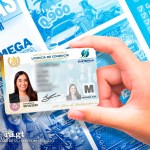 Sin examen y en minutos: así operan redes que venden certificados para licencias de conducir, sin control ni investigaciones por parte de las autoridades. Arte: La Hora/Alejandro Ramírez.