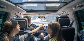 Los viajes familiares son momento para fortalecer la conexión con los integrantes mientras se conduce con seguridad a un destino. Foto: Freepik.