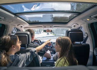 Los viajes familiares son momento para fortalecer la conexión con los integrantes mientras se conduce con seguridad a un destino. Foto: Freepik.