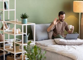 Vivir solo: una etapa para conocerte y redefinir tu rutina El primer hogar de muchos adultos independientes ha sido en un apartamento. Foto: Freepik