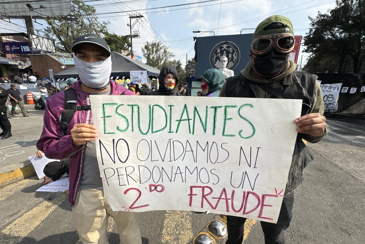 Personas sosteniendo un cartel en el que se lee "Estudiantes no olvidamos ni perdonamos un segundo fraude".