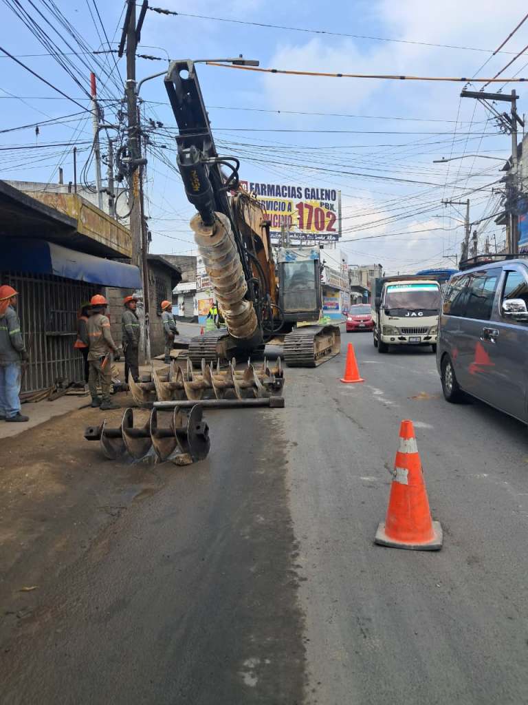 Maquinaria en el lugar afecta el paso vehicular en ambos sentidos de la ruta de la Cuchilla-El Milagro. Foto La Hora: Tránsito Mixco