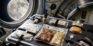 Fotografía cedida por la NASA que muestra el menú que consumen los astronautas de la misión Artemis II. Un bote de Nutella, que se escapó y flotó dentro de la nave Orión en plena trasmisión, y demostraciones de qué comen los astronautas y cómo preparan sus comidas se han convertido en momentos icónicos de la misión lunar Artemis II, que este martes comenzó el proceso de retorno a la Tierra.