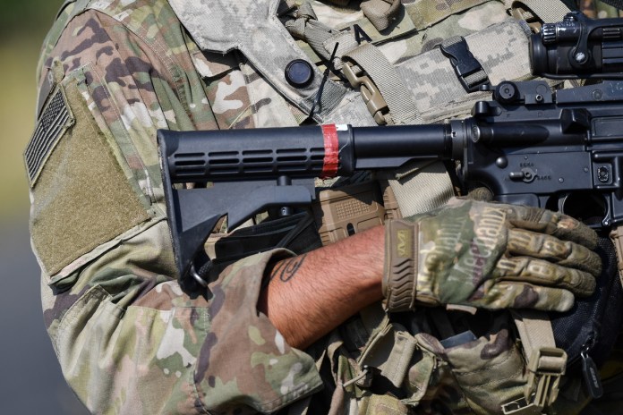 EE. UU. envía miles de soldados más a Oriente Medio mientras Trump ve guerra cerca del fin.