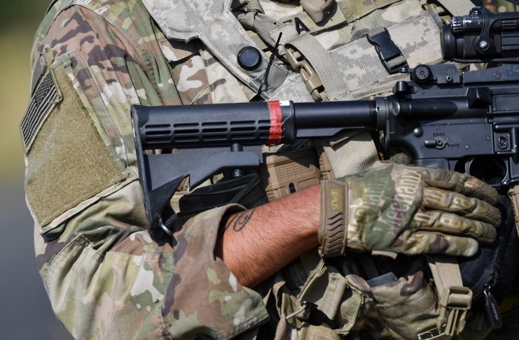 EE. UU. envía miles de soldados más a Oriente Medio mientras Trump ve guerra cerca del fin.