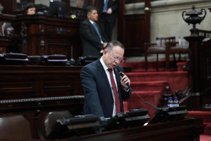 El ministro de Desarrollo Social, Abelardo Pinto, aprovecha la interpelación para dar a conocer sus resultados. Foto: Congreso de la República