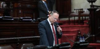 El ministro de Desarrollo Social, Abelardo Pinto, aprovecha la interpelación para dar a conocer sus resultados. Foto: Congreso de la República