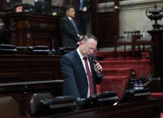 El ministro de Desarrollo Social, Abelardo Pinto, aprovecha la interpelación para dar a conocer sus resultados. Foto: Congreso de la República