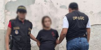 Mujer sindicada del delito de uso fraudulento de tarjetas de crédito o débito, capturada en la zona 18 capitalina. Foto La Hora: MP