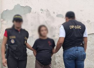 Mujer sindicada del delito de uso fraudulento de tarjetas de crédito o débito, capturada en la zona 18 capitalina. Foto La Hora: MP