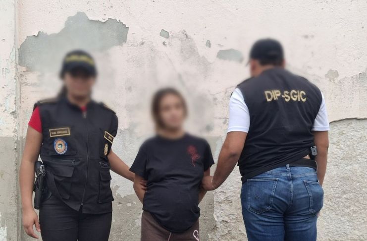 Mujer sindicada del delito de uso fraudulento de tarjetas de crédito o débito, capturada en la zona 18 capitalina. Foto La Hora: MP