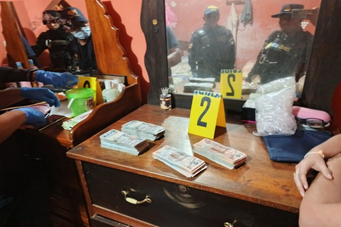La Policía Nacional Civil sorprende a una mujer con más de Q110 mil en efectivo en San Marcos que es vinculada al narcomenudeo. Foto: PNC