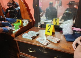 La Policía Nacional Civil sorprende a una mujer con más de Q110 mil en efectivo en San Marcos que es vinculada al narcomenudeo. Foto: PNC