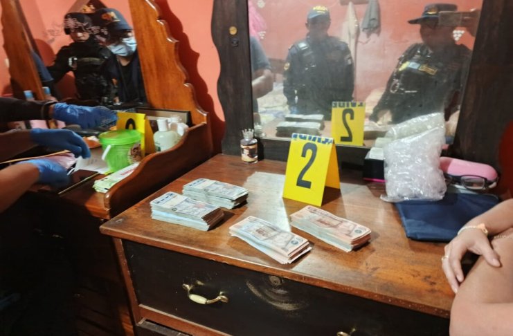 La Policía Nacional Civil sorprende a una mujer con más de Q110 mil en efectivo en San Marcos que es vinculada al narcomenudeo. Foto: PNC