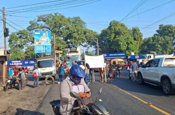 Un grupo de personas ya ha bloqueado el paso en Cocales, Suchitepéquez, mientras que Provial reporta otra manifestación en Quesada, Jutiapa. Foto La Hora: Noticias Redes del Sur