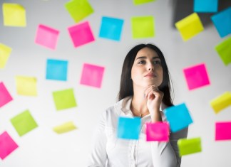 Toma de decisiones difíciles: descubre 6 recomendaciones para que no sean un desafío La toma de decisiones define el rumbo de la vida profesional, personal y todo ámbito. Foto: Freepik.
