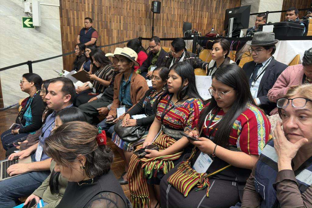 Líderes de organizaciones indígenas han ingresado a la sala de la CSJ donde postuladora evalúa perfiles de candidatos a Fiscal General. Foto La Hora: José Orozco