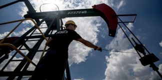 El barril de petróleo brent para entrega en junio se ha dado la vuelta este martes, después de que a primera hora subiera más del 1 % y se situara por encima de los 111 dólares el barril. Foto La Hora: EFE