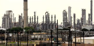 Imagen de archivo de una refinería de la petrolera anglo-holandesa Royal Dutch Shell en Bayton, Texas.