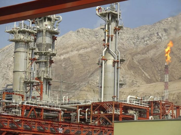 Las instalaciones petroquímicas de Pars Sur, en el suroeste de Irán, albergan las mayores reservas mundiales de gas natural. Foto La Hora: EFE