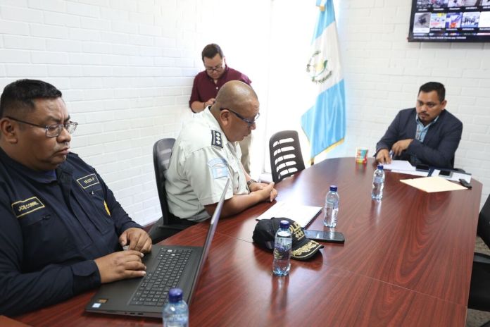 El subdirector de Operaciones de la PNC, Esvin Jacinto, responde por los resultados del Plan Centinela que funciona en la zona 18 de la capital. Foto: Congreso de la República